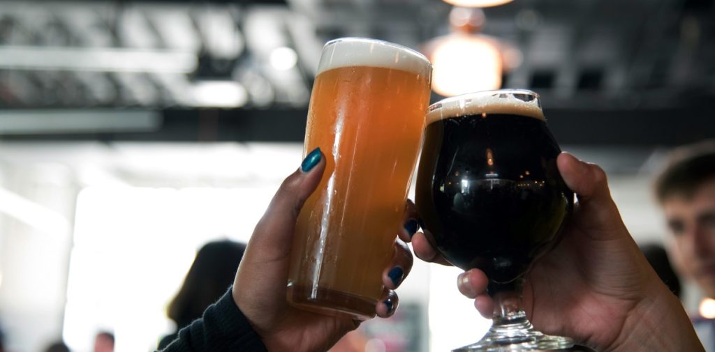 La ciencia detrás de tu vaso de cerveza: la nueva explicación que descubrió cómo se forma la espuma