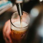 Kunstmann presenta la primera cerveza de su sala de barricas en Valdivia