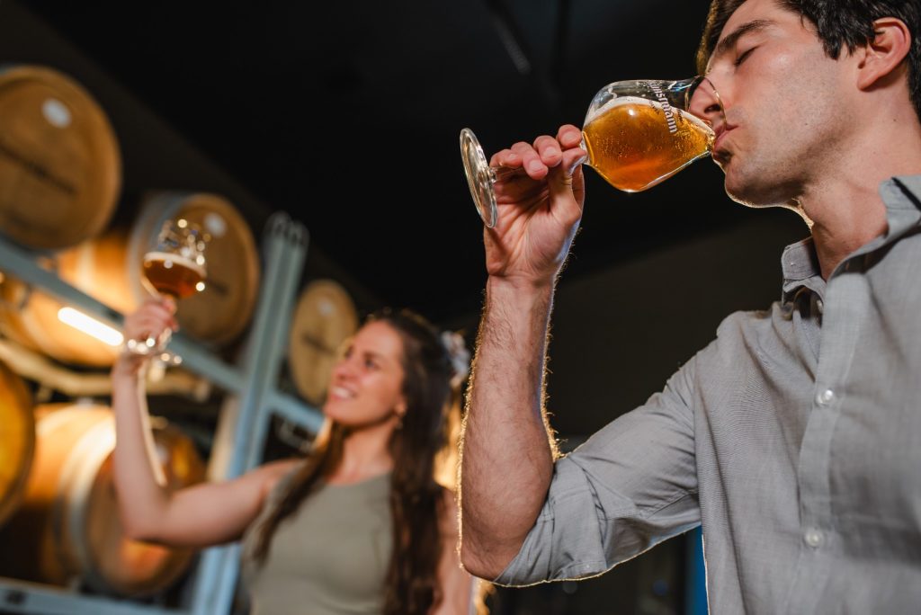 Kunstmann presenta la primera cerveza de su sala de barricas en Valdivia