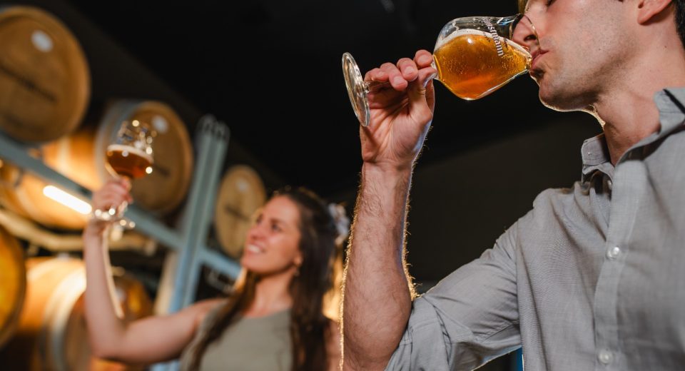 Kunstmann presenta la primera cerveza de su sala de barricas en Valdivia