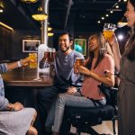 Dime qué cerveza bebes y te diré cómo es tu cerebro: la ciencia nos ha dividido en dos tipos de cerveceros