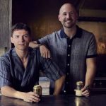 Tom Holland y Robert Downey Jr. mezclan café y cerveza en una nueva colaboración de edición limitada