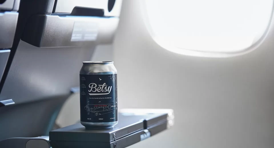 Así es Betsy, la cerveza que ha sido especialmente creada para beber a 10.700 metros de altitud