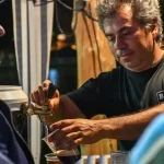 Reciclar cerveza para cuidar tus plantas: el truco inédito y de moda en los hogares en este 2026