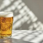 ¿Cerveza con Jägermeister? El truco de los “shots gélidos” para mejorar tu próxima previa