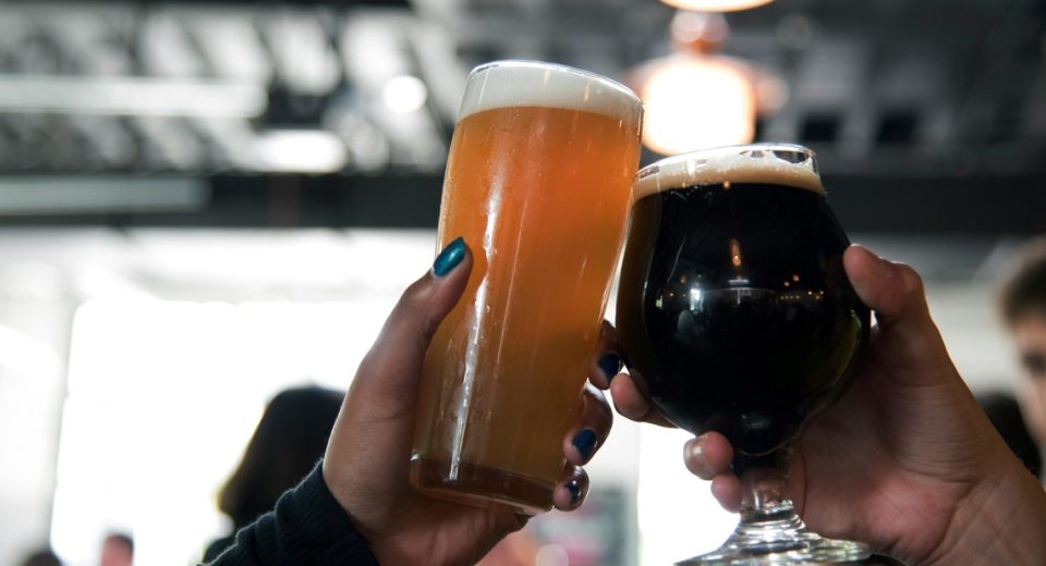 La ciencia detrás de tu vaso de cerveza: la nueva explicación que descubrió cómo se forma la espuma