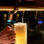 Una conocida marca de cervezas lanza un balón especial para guardar latas y ver el Mundial de 2026