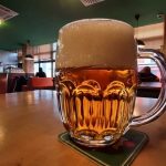 Por qué el alcohol deshidrata el cuerpo y cuál es el efecto que se activa minutos después de beber, según especialistas