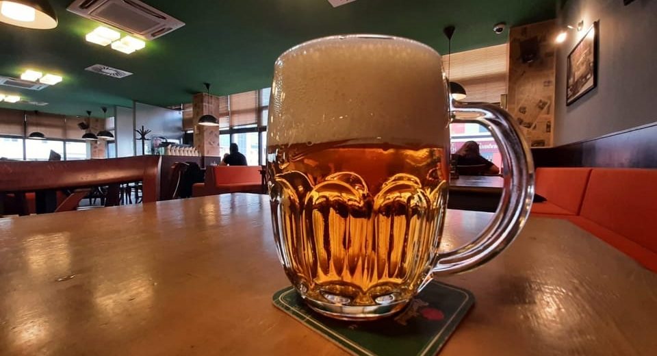 ¿Última ronda? El consumo de cerveza cae a mínimos históricos en Rpública Checa y los bares temen lo peor