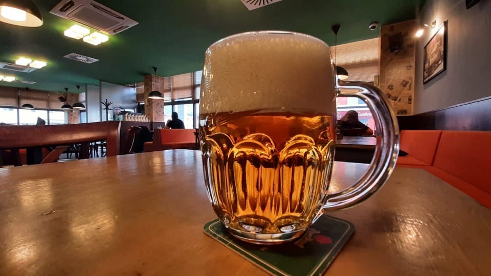 ¿Última ronda? El consumo de cerveza cae a mínimos históricos en Rpública Checa y los bares temen lo peor