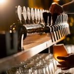 Por qué el alcohol deshidrata el cuerpo y cuál es el efecto que se activa minutos después de beber, según especialistas
