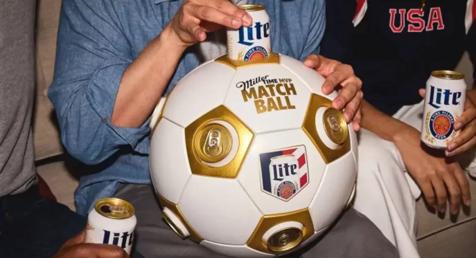 Una conocida marca de cervezas lanza un balón especial para guardar latas y ver el Mundial de 2026