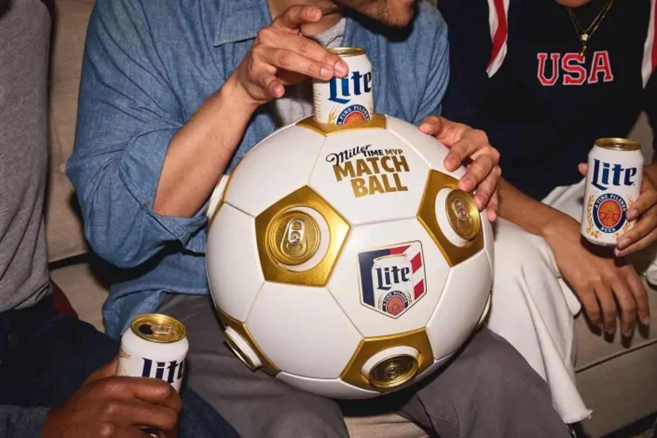 Una conocida marca de cervezas lanza un balón especial para guardar latas y ver el Mundial de 2026